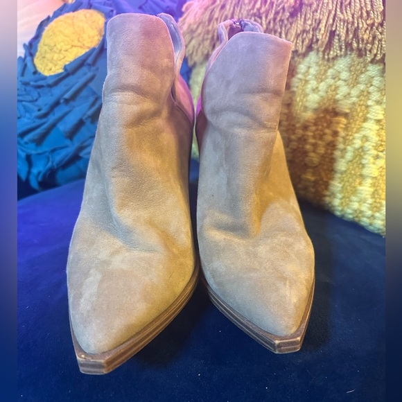 STEVE MADDEN Women's Tan Ankle boot with cut out Sz 8 - Picture 2 of 6